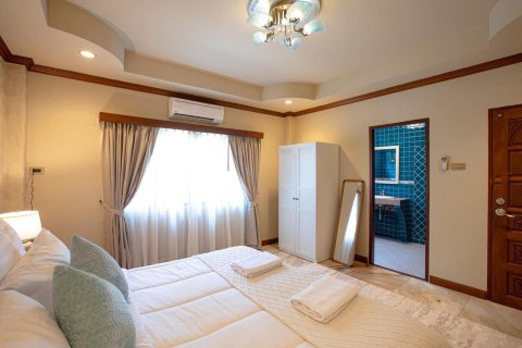 Chalet de 5 dormitorios en Pattaya, Tailandia № 159889 - foto 19