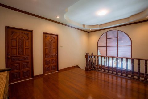 Chalet de 5 dormitorios en Pattaya, Tailandia № 159889 - foto 23