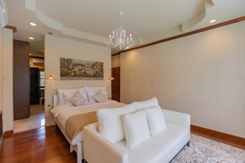 Chalet de 5 dormitorios en Pattaya, Tailandia № 159889 - foto 28