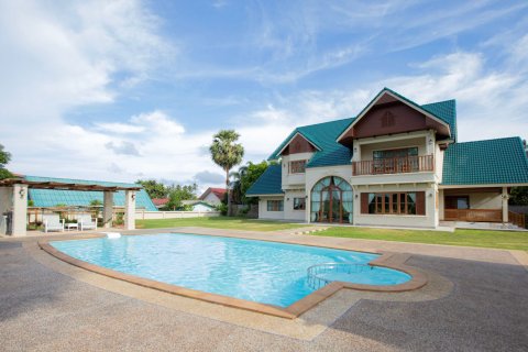 Chalet de 5 dormitorios en Pattaya, Tailandia № 159889 - foto 4