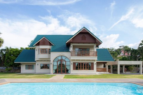 Chalet de 5 dormitorios en Pattaya, Tailandia № 159889 - foto 3