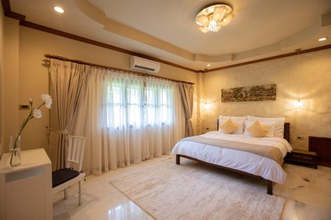 Chalet de 5 dormitorios en Pattaya, Tailandia № 159889 - foto 26