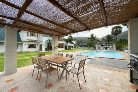 Chalet de 5 dormitorios en Pattaya, Tailandia № 159889 - foto 11