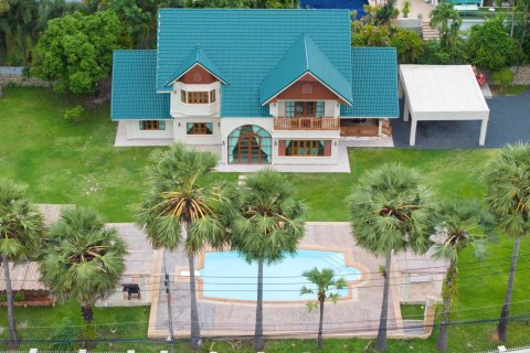 Chalet de 5 dormitorios en Pattaya, Tailandia № 159889 - foto 2