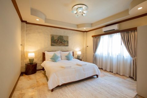 Chalet de 5 dormitorios en Pattaya, Tailandia № 159889 - foto 18
