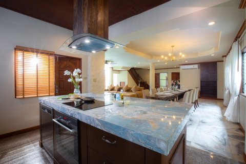 Chalet de 5 dormitorios en Pattaya, Tailandia № 159889 - foto 12
