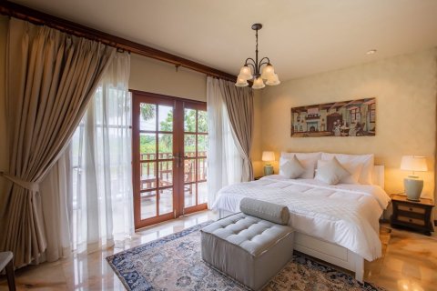 Chalet de 5 dormitorios en Pattaya, Tailandia № 159889 - foto 9