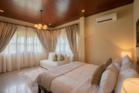 Chalet de 5 dormitorios en Pattaya, Tailandia № 159889 - foto 20