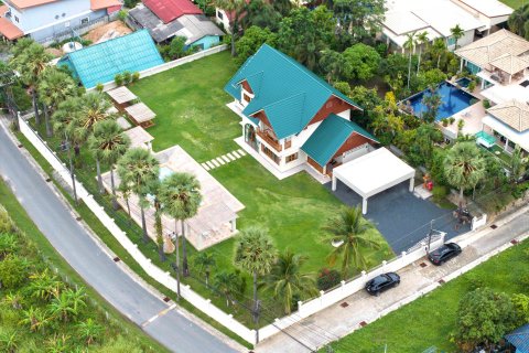 Chalet de 5 dormitorios en Pattaya, Tailandia № 159889 - foto 1