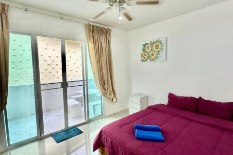 Chalet de 3 dormitorios en Pattaya, Tailandia № 159892 - foto 12