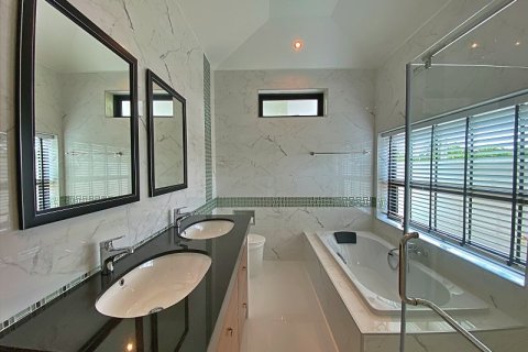 Chalet de 4 dormitorios en Hua Hin, Tailandia № 168815 - foto 30