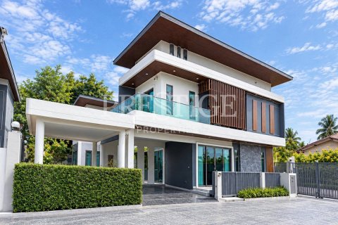 Casa de 5 dormitorios en Pattaya, Tailandia № 234093