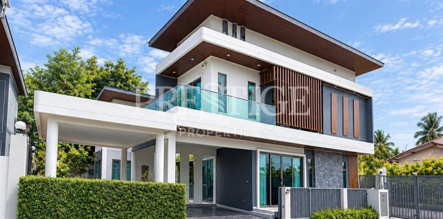 House in Pattaya, Thailand 5 bedrooms № 234093