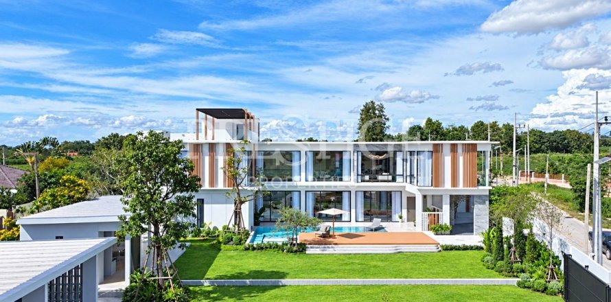 House in Pattaya, Thailand 5 bedrooms № 234095