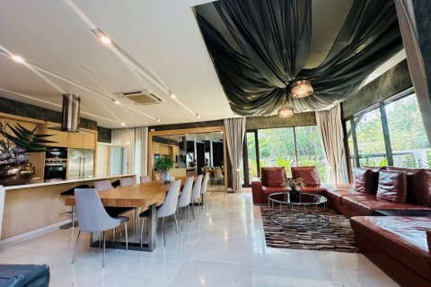 Casa de 5 dormitorios en Bangkok, Tailandia № 180779 - foto 4