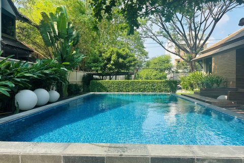 Casa de 5 dormitorios en Bangkok, Tailandia № 180779 - foto 2