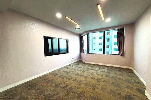 Oficina 340 m2 en Bangkok, Tailandia № 180785 - foto 18