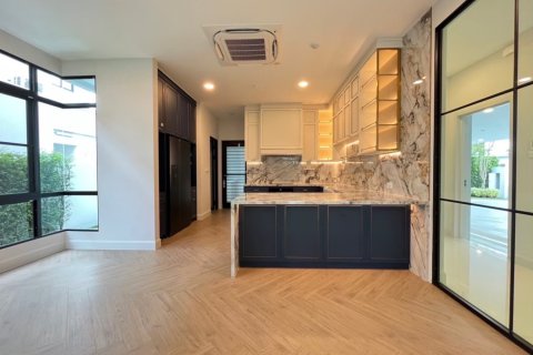 Haus in Bangkok, Thailand 5 Schlafzimmer № 180780 - Foto 11