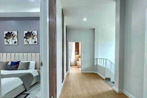 Chalet de 4 dormitorios en Pattaya, Tailandia № 134548 - foto 7