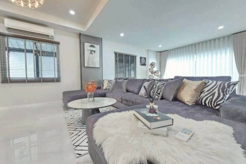 Chalet de 4 dormitorios en Pattaya, Tailandia № 134548 - foto 4