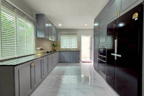 Chalet de 4 dormitorios en Pattaya, Tailandia № 134548 - foto 6