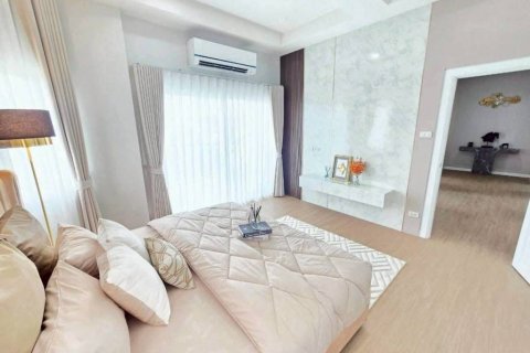 Chalet de 4 dormitorios en Pattaya, Tailandia № 134548 - foto 10