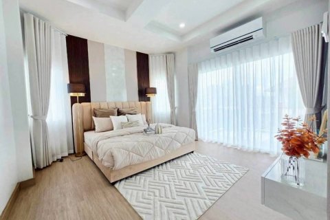 Chalet de 4 dormitorios en Pattaya, Tailandia № 134548 - foto 9