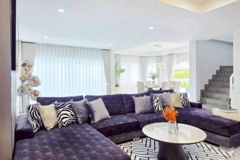 Chalet de 4 dormitorios en Pattaya, Tailandia № 134548 - foto 3