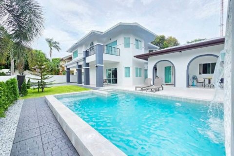 Chalet de 4 dormitorios en Pattaya, Tailandia № 134548