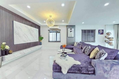 Chalet de 4 dormitorios en Pattaya, Tailandia № 134548 - foto 2