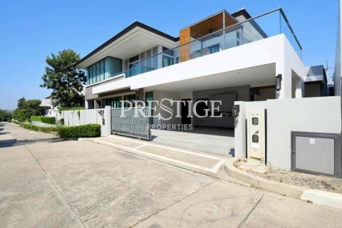 Casa de 4 dormitorios en Pattaya, Tailandia № 197673