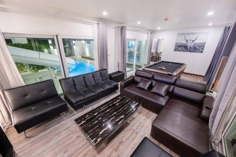 Chalet de 4 dormitorios en Pattaya, Tailandia № 119173 - foto 2