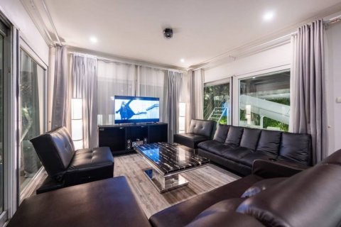 Chalet de 4 dormitorios en Pattaya, Tailandia № 119173 - foto 4