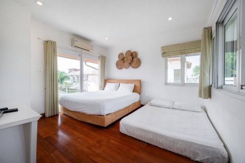 Chalet de 4 dormitorios en Pattaya, Tailandia № 119173 - foto 9