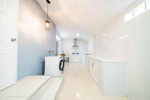 Chalet de 5 dormitorios en Pattaya, Tailandia № 146775 - foto 7