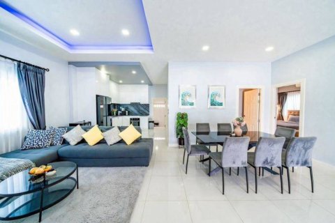 Chalet de 5 dormitorios en Pattaya, Tailandia № 146775 - foto 3