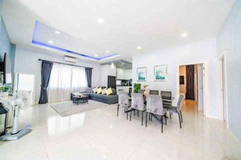 Chalet de 5 dormitorios en Pattaya, Tailandia № 146775 - foto 4