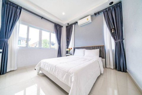 Chalet de 5 dormitorios en Pattaya, Tailandia № 146775 - foto 10