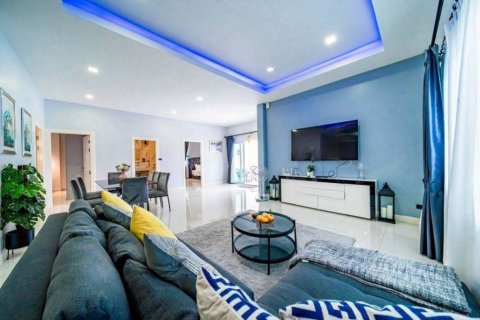 Chalet de 5 dormitorios en Pattaya, Tailandia № 146775 - foto 2