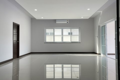 Casa de 3 dormitorios en Pattaya, Tailandia № 155617 - foto 12