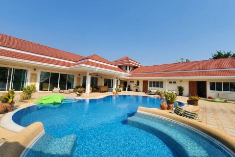 Casa de 5 dormitorios en Pattaya, Tailandia № 54835 - foto 13