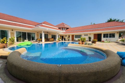 Casa de 5 dormitorios en Pattaya, Tailandia № 54835 - foto 17
