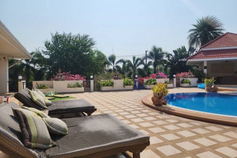 Casa de 5 dormitorios en Pattaya, Tailandia № 54835 - foto 14