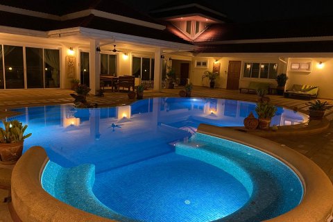 Casa de 5 dormitorios en Pattaya, Tailandia № 54835 - foto 2