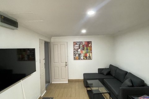 Condominio de 2 dormitorios en Khlong Toei, Bangkok, Tailandia № 173628 - foto 4