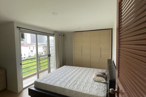 Condominio de 2 dormitorios en Khlong Toei, Bangkok, Tailandia № 173628 - foto 8