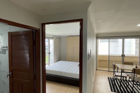 Condominio de 2 dormitorios en Khlong Toei, Bangkok, Tailandia № 173628 - foto 5