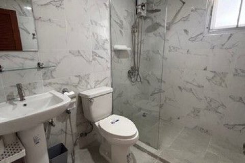 Condominio de 2 dormitorios en Khlong Toei, Bangkok, Tailandia № 173628 - foto 16