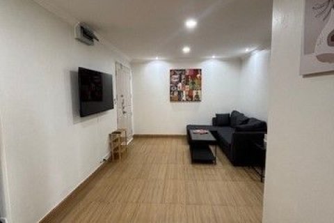 Condominio de 2 dormitorios en Khlong Toei, Bangkok, Tailandia № 173628 - foto 17