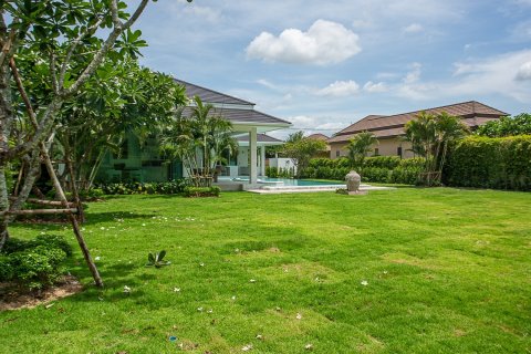 Chalet de 4 dormitorios en Hua Hin, Tailandia № 168440 - foto 10